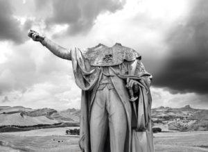 La ghigliottina delle dominazioni I moti antiborbonici in Sicilia sono una pagina dei tanti risorgimenti traditi. La testa di Ferdinando I di Antonio Calì giace ancora nei fondali del golfo di Catania. A galla resta l'ingiustizia di un'unità nazionale che ha reso l'Isola più isola. Terra d'incanti per vezzo e condanna. Restano i frammenti del mito di chi l'ha vista continente. Eterna e di nessuno. La Sicilia sarà sempre così.