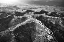 Centuripe (Enna) 2025 Stella marina di terra e di cielo. Esuberante e titanica pietrificazione dell’adattamento umano alle condizioni orografiche. L’ellenismo qui ha avuto nuova grazia. Narcisistico e millenario abitare le vette