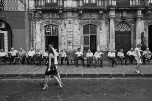 Biancavilla (Catania) Circolo Agrario, 2012. Trocadero etneo in terza età. Ogni passaggio è una passerella. I tacchi fanno correre l’idea, e l’idea è la stessa. La psicanalisi non è complessa è solo affine. Non ci si distingue neppure mettendosi il cappello. Anche se adesso s’impenna solo la sedia.