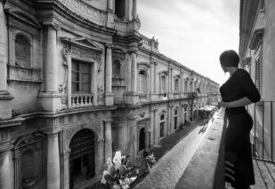 Noto (Siracusa) 2015 Concavo e convesso: dialogo barocco. Non si sa se ammirare la magnifica facciata dell’ex Collegio dei Gesuiti o saltare sull’altro balcone. Identità siciliane per cavalieri rusticani.