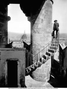 Scala della torre di Arnolfo in Palazzo Vecchio e veduta della Cattedrale, Firenze - 1900 ca.