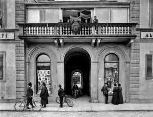 La facciata dello Stabilimento fotografico Fratelli Alinari di Via Nazionale 8, a Firenze, ora Largo Alinari - 1899