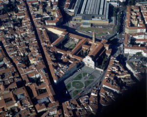 Veduta aerea di Firenze con la celebre Chiesa di Santa Maria Novella e l'omonima stazione - 1995 -1996