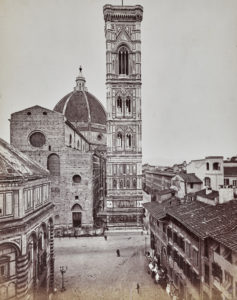 Veduta di Piazza San Giovanni a Firenze. Alla base della facciata del Duomo si intravede un cantiere, probabilmente allestito per la costruzione del rivestimento della facciata - 1871 ca.