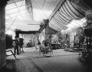 La sala di posa dello Stabilimento fotografico Fratelli Alinari in Firenze, sulla sinistra l'operatore Gaetano Puccini - 1899