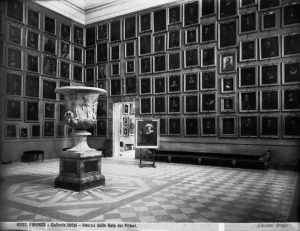 Foto Brogi, Sala dei Pittori, Galleria degli Uffizi, Firenze, 1890 ca., negativo alla gelatina ai sali di argento su lastra di vetro, Archivi Alinari, Firenze.