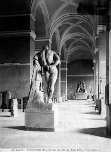 Fratelli Alinari, La Grande Sala con l'ercole Farnese all'interno del Museo Archeologico Nazionale di Napoli. Sullo sfondo è visibile anche il gruppo del Toro Farnese, 1900 ca.,negativo alla gelatina ai sali di argento su lastra di vetro, Archivi Alinari, Firenze.