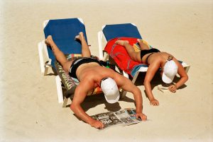 Prendendo il sole e leggendo sulla spiaggia Magaluf, Maiorca, Spagna, 2003 ©Martin Parr/Magnum Photos